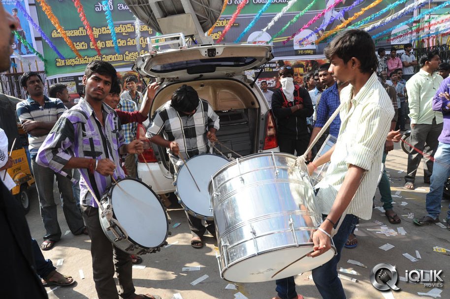Yevadu-Hungama-at-Sandhya-Theatre